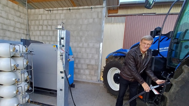 Farmer in Germany strives for self-sufficiency with PÖTTINGER disposal technology